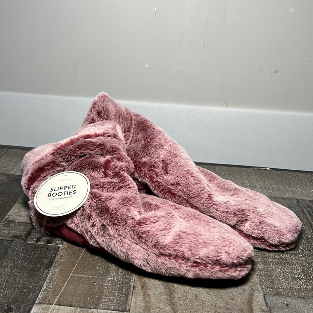 New Unused Slipper Booties with Grippers SUPER SOFT Size S/M (5-7)